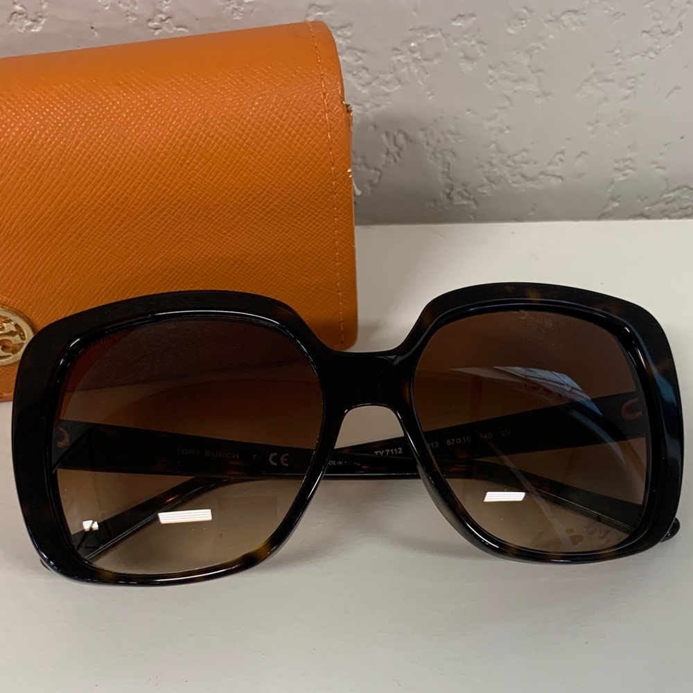 Tory Burch Black Frame Sunglasses with Orange Logo Case - Picture 2 of 13